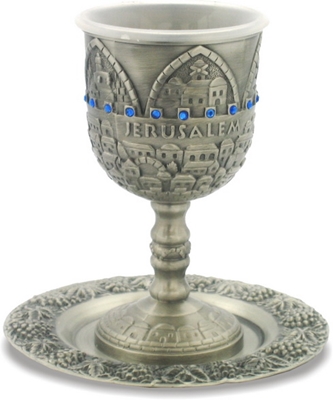 תמונה של גביע קידוש ותחתית מפיוטר משובץ "ירושלים העתיקה"