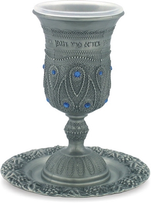 תמונה של גביע קידוש ותחתית מפיוטר מעוטר בסגנון פיליגרן ומשובץ אבנים