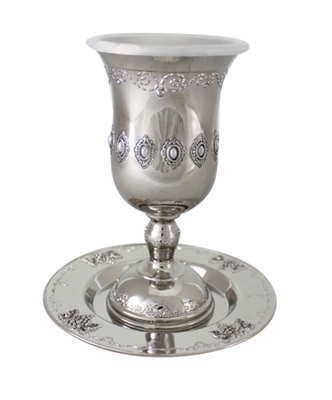תמונה של גביע קידוש ותחתית מניקל מעוטר בסגנון פיליגרן משובץ "פנינה"
