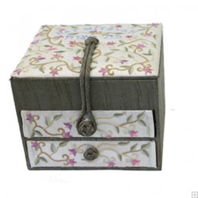 תמונה של קופסת תכשיטים רקומה "פרחים" - יאיר עמנואל