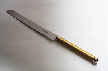 תמונה של סכין לחלה "המוציא" (זהב) - קיסריה ארט