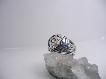 תמונה של טבעת כסף בשילוב צירופים עם מגן דוד כסף באמצע בשיבוץ אבן סיטרין