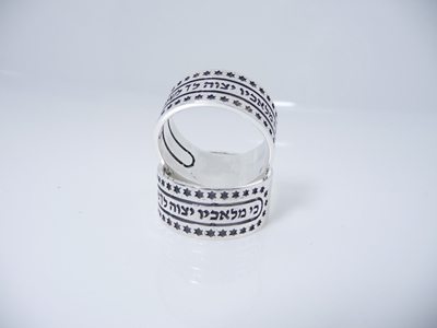 תמונה של טבעת כסף מסילת ישרים עם הכיתוב 'כי מלאכיו'