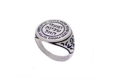 תמונה של טבעת חותם מכסף עם הכיתוב "מימיני מיכאל" ועיטורים בצדדים